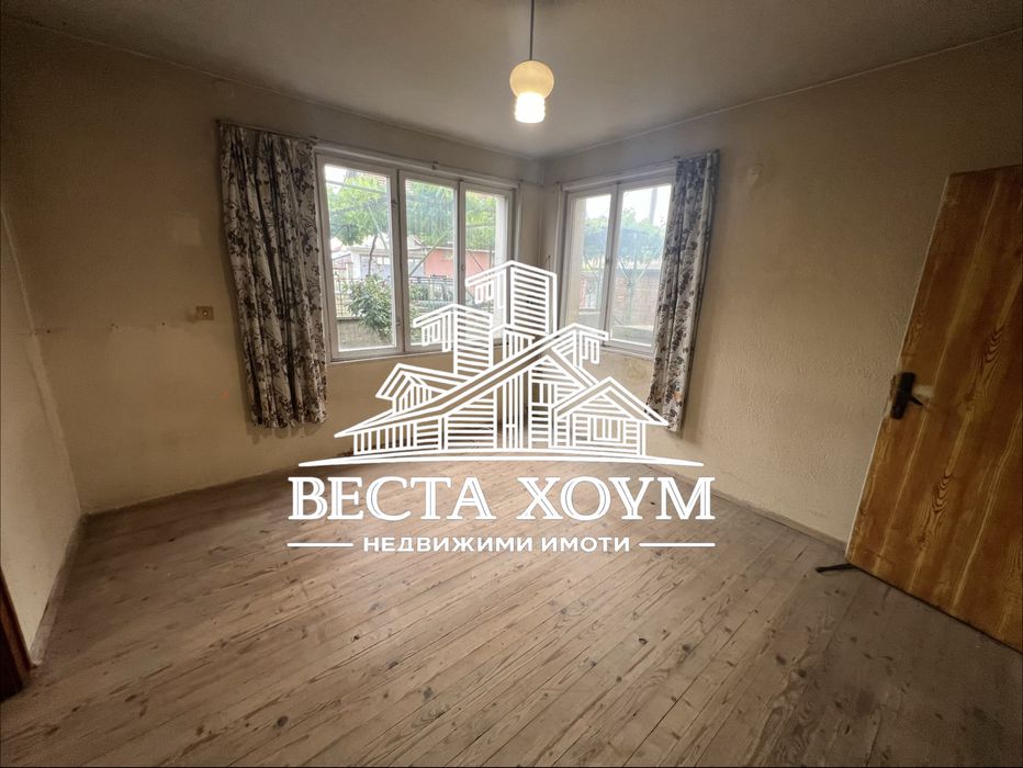 Двуетажна къща в гр. Крън
