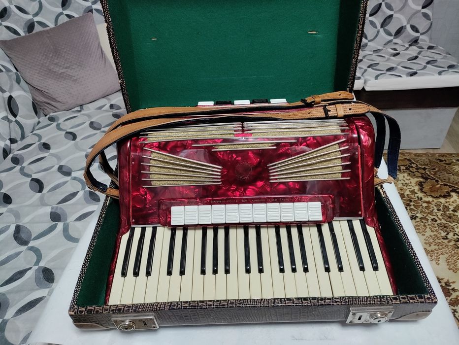 Продавам Немски акордеон Баркароле Проминенз 2 4гласа с куфар