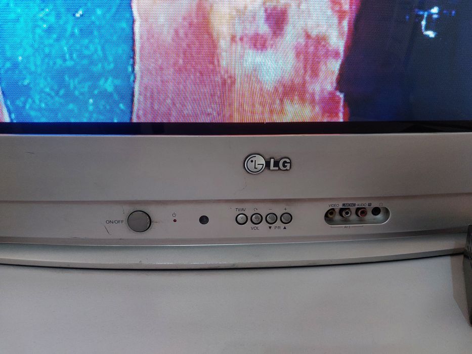 Продам большой телевизор LG