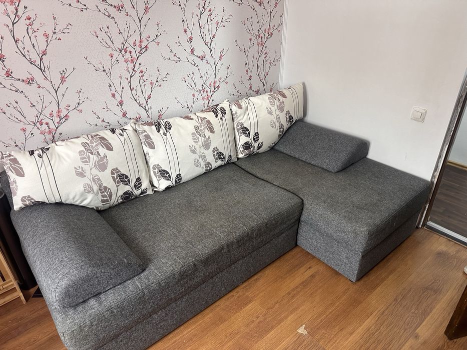 Coltar extensibil, canapea cu perne