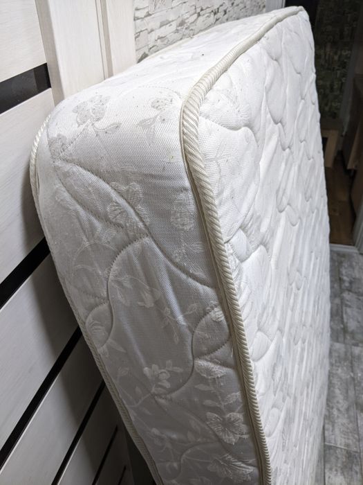 Матрас  белый продам
