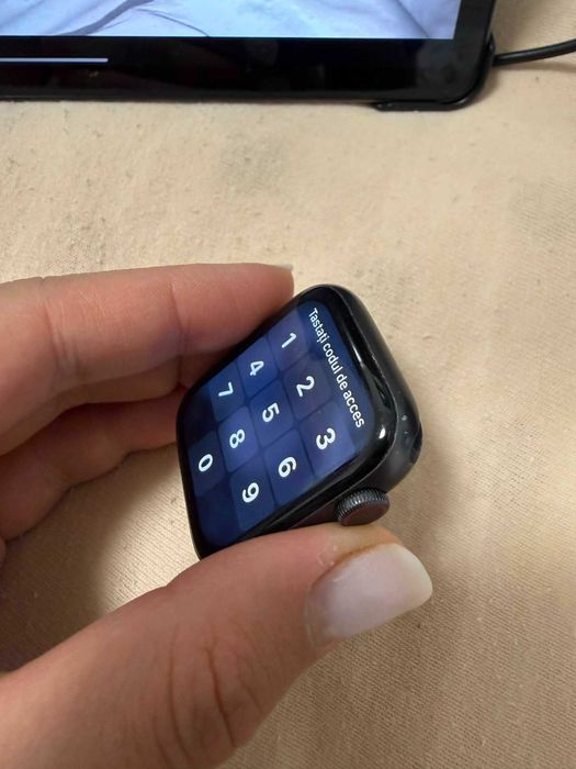 Apple Watch SE 44mm (2020) - stare bună, brățări originale