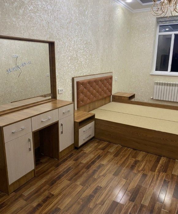 Спални гарнитурлар сотилади.