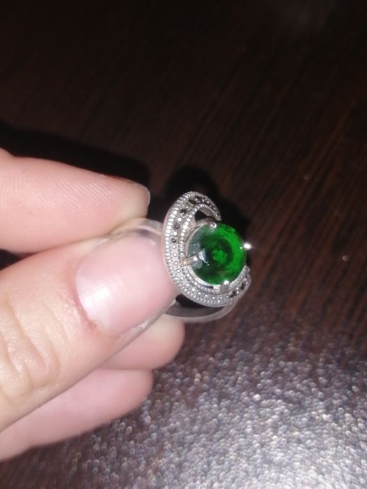 Сребърен пръстен с зелен диамант
