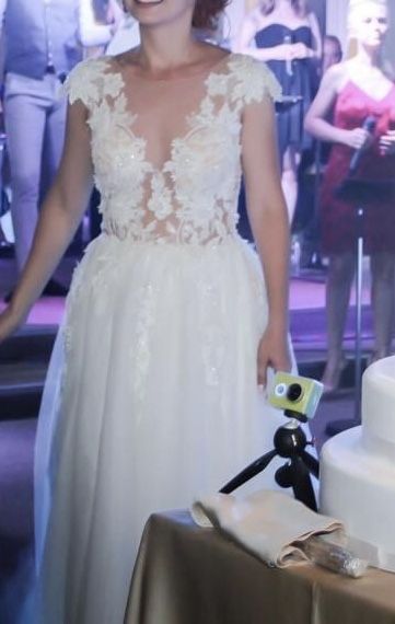 Vând rochie de mireasa frumoasa despicata pe picior