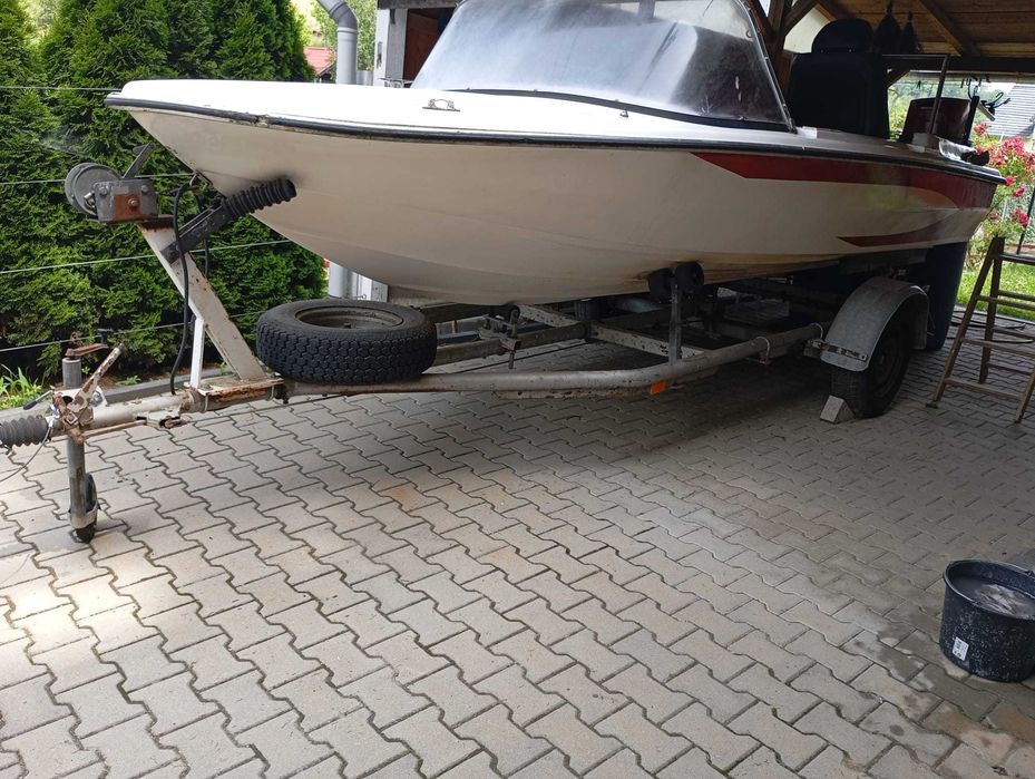 barca  cu motor si peridoc