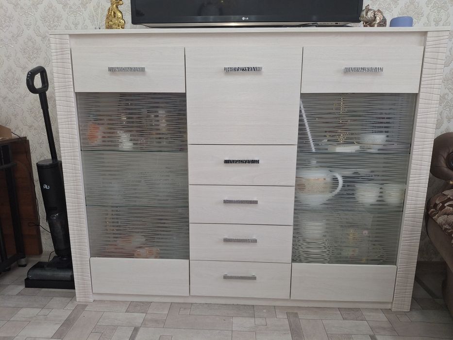 Продам сервант для посуды и телевизора