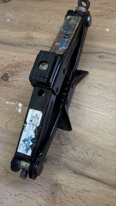 Продаётся автомобильный ромбический домкрат 1.5 тонны.