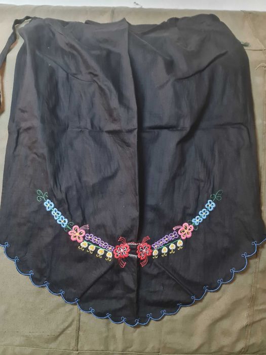 Автентични ръчно бродирани, сатенени престилки