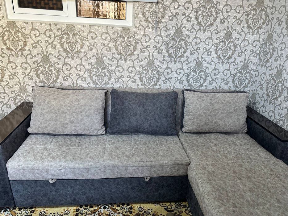 Диван, уголок, серого цвета 4 подушки