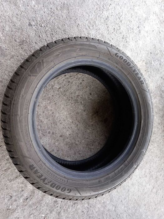 215/55 R17 GOODYEAR UltraGrip