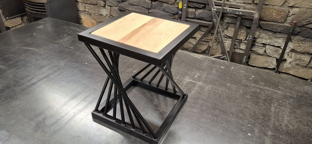 Помощна масичка от метален профил и  дъбова дървесина.