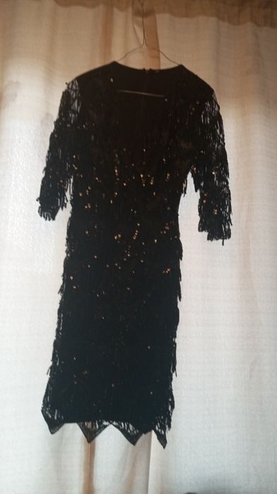 Vând rochie de culoarea neagră