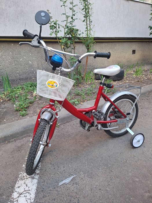 Bicicletă pentru copii 3-6 folosită cu roți ajutătoare.Ghidon reglabil.Nu trimit în țară predare doar în Cluj.