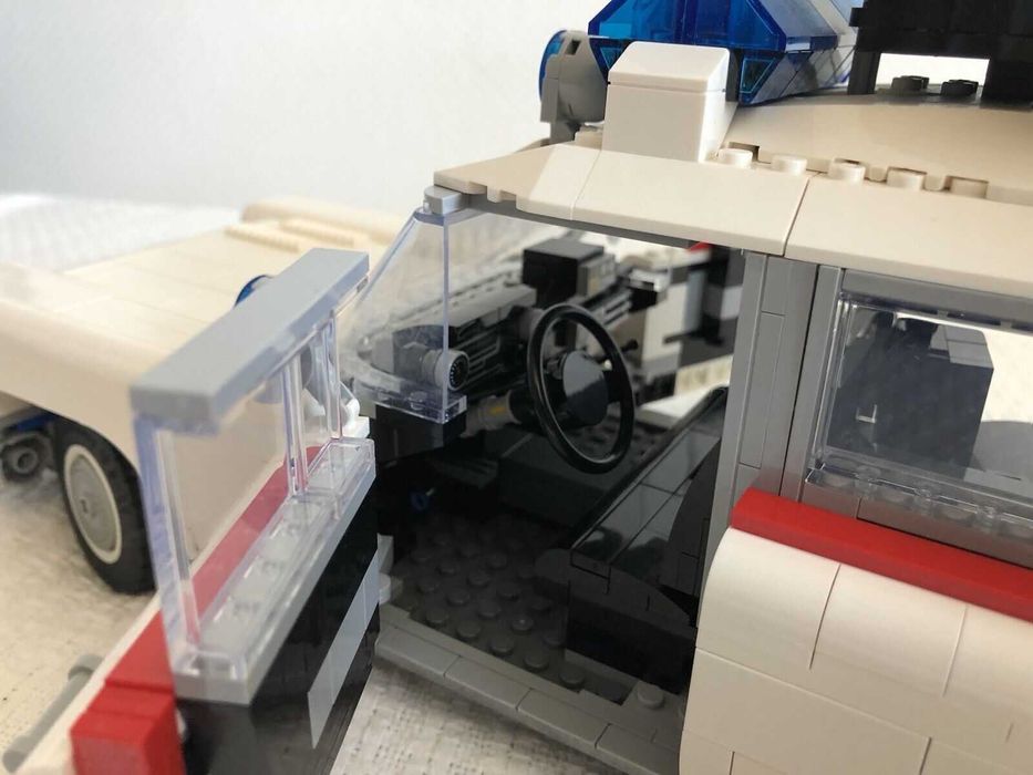 LEGO Icons: Ghostbusters ECTO-1 2352 части/елемента