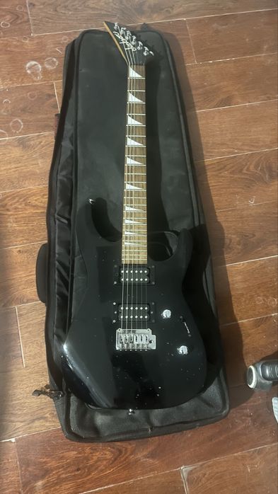 Jackson JS22 Dinky — чёрная электрогитара, HH, 24 лада, с чехлом