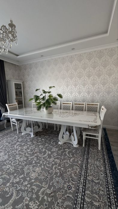 Стол со стульями