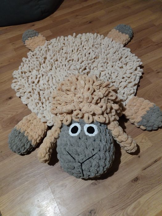 Меко ръчно изплетено килимче "Овчица"