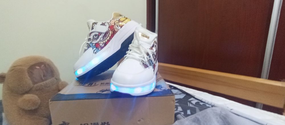 Продаю обувь хорошую светится и ещё на роликах