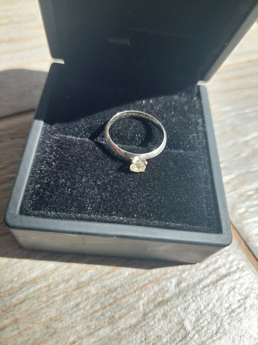 Vând inel de aur alb  cu diamant