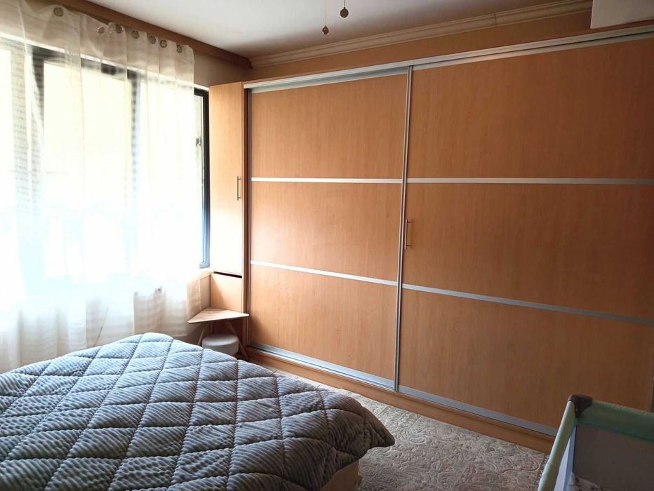 Продава напълно обзаведен апартамент с една спалня в идеалния център