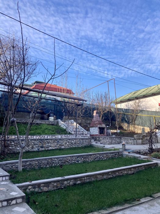 Casă cu etaj-costrucție din cărămidă roșie