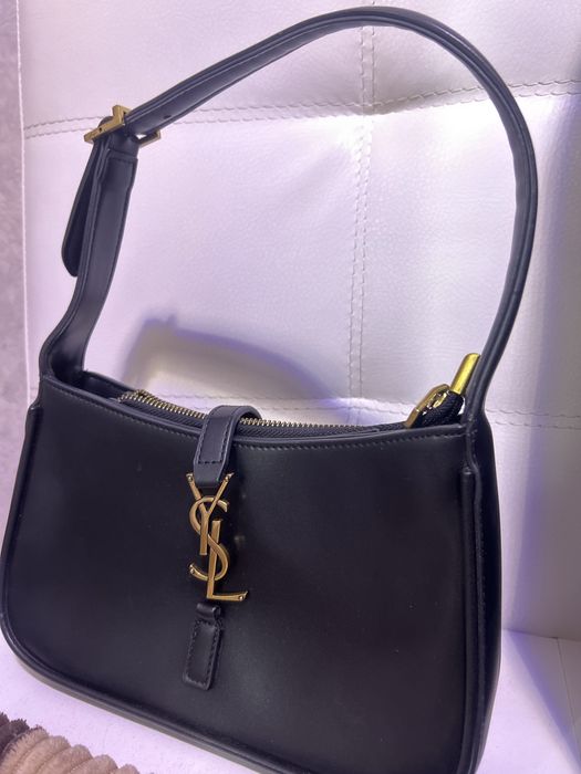 Черная сумка Yves Saint Laurent.