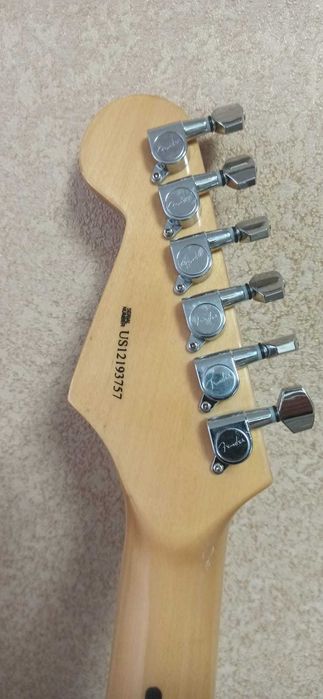 Fender Stratocaster с хамбакером и двумя синглами, комбоусилитель.