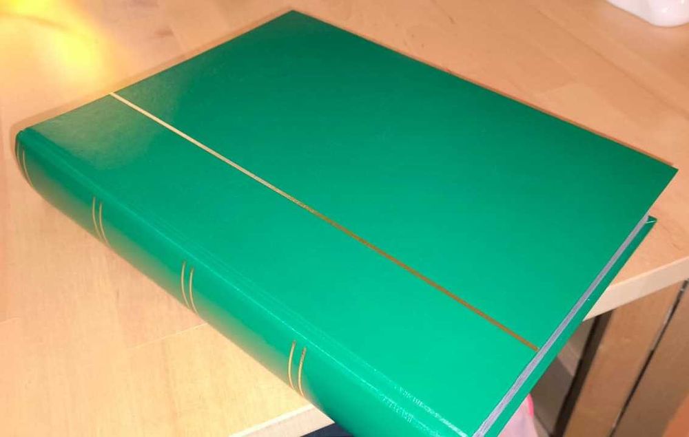 Clasor cu aprox 450 timbre