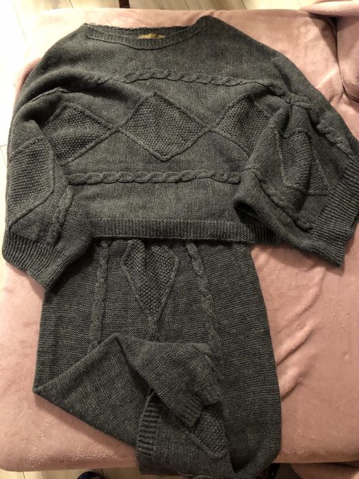 Вълнен пуловер с пола комплект