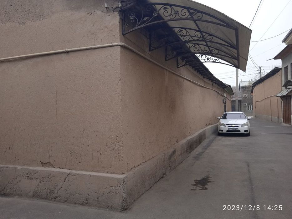 Уй сотилади 6 та хона 3 сотих холати яхши