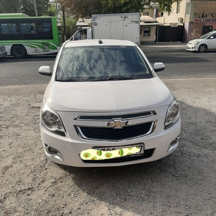 Шевролет Кобальт белый
