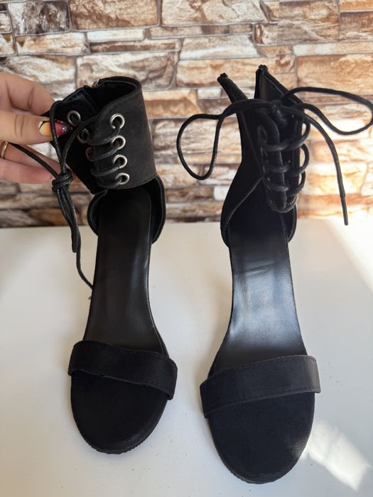 Сандали на ток с връзки