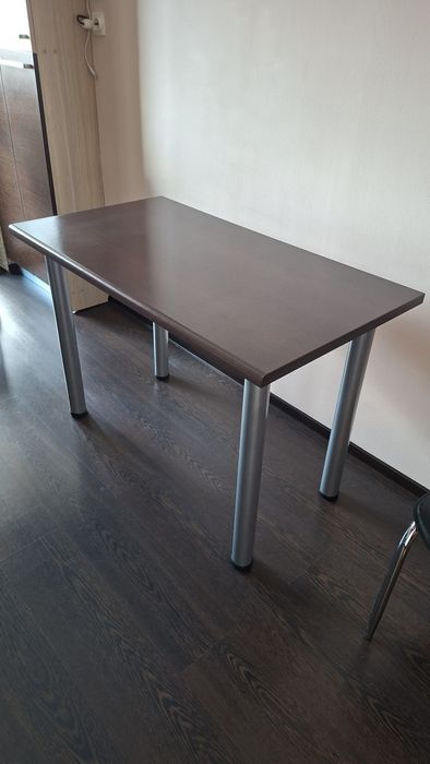 Masa robustă 110x 60 cm . Este facuta din blat de bucatarie!