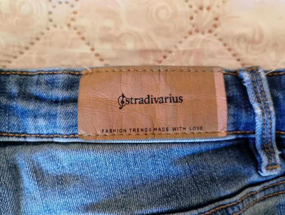 Дънки Страдивариус - размер S, клин, меки и ефектни, 17 евро