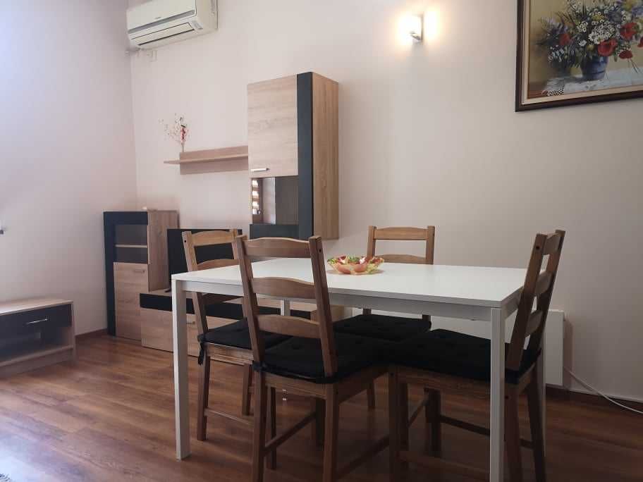 Дава се под наем Двустаен апартамент в Бургас, Център - 60 кв.м за 408 € - Снимка #2