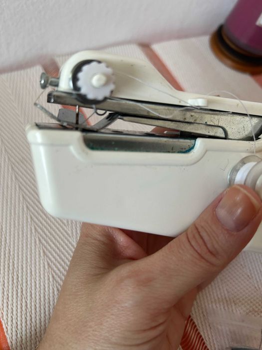 Masina cusut manual portabila airsoft nefolosita cu baterii NU Singer