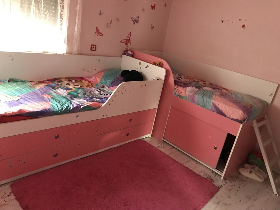 Мебели за детска стая;две креватчета с матрак,Гардероб,може и ламината