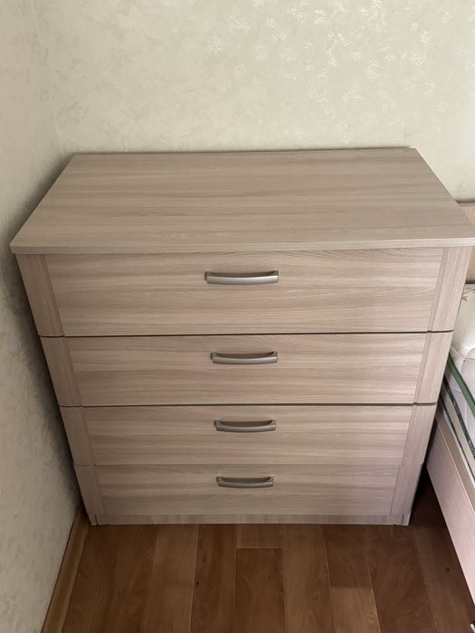 Кровать двухспальная и камод