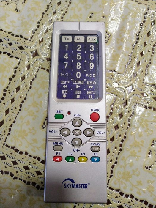 Универсално дистанционно управление с тъч скрийн