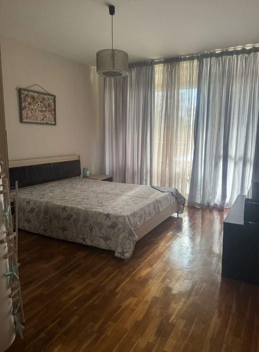 Дава се под наем Двустаен апартамент в к.к. Св.Св. Константин и Елена - 70 кв.м за 818 € - Снимка #2