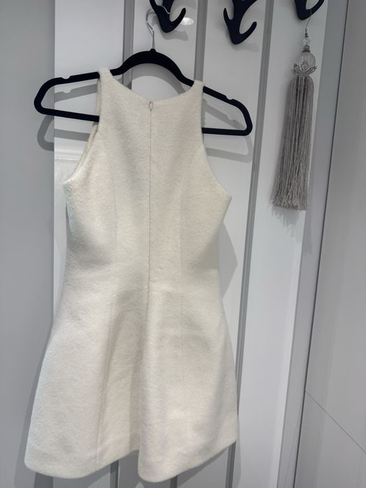 Вълнена рокля на Авин в цвят шампанско.