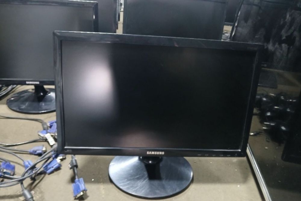 Продаётся мониторы 19 широко форматный из разных брендов 220w.