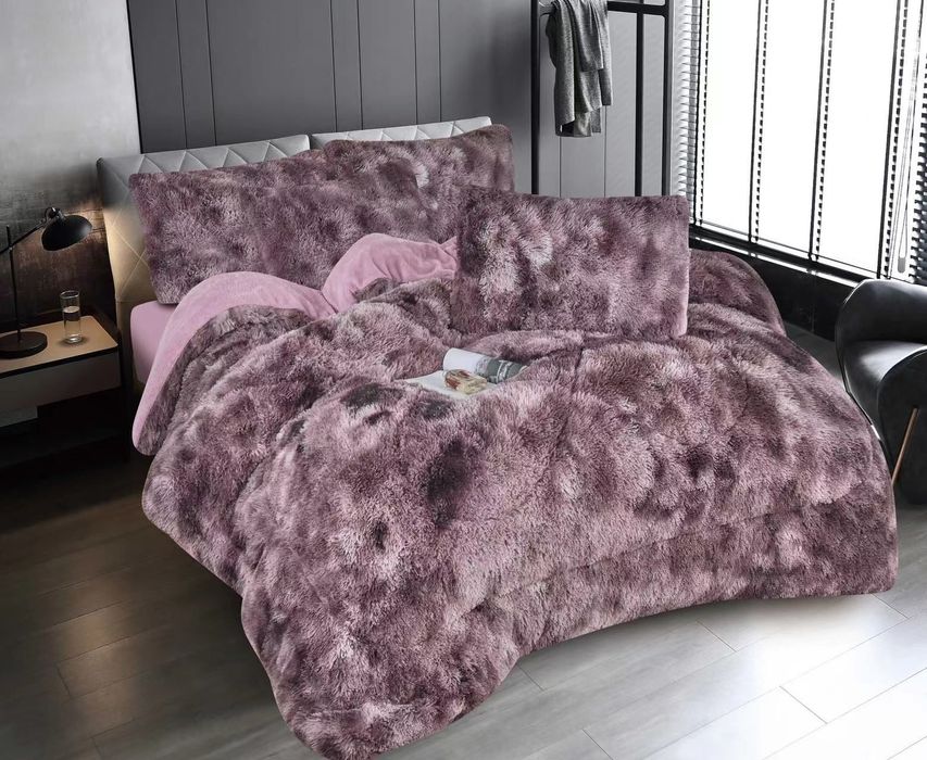 Pilota fluffy și două fete de perna