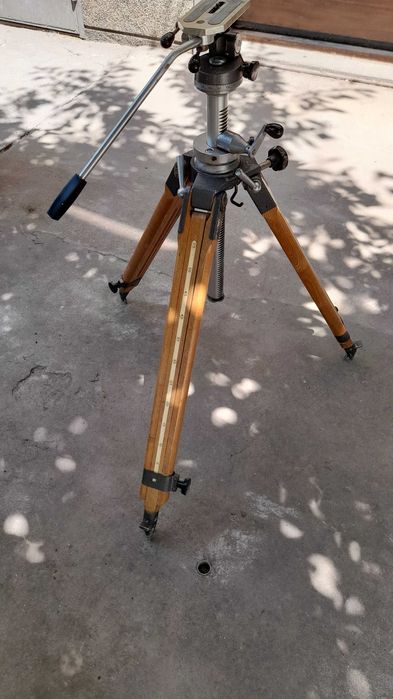 Продавам статив за камера