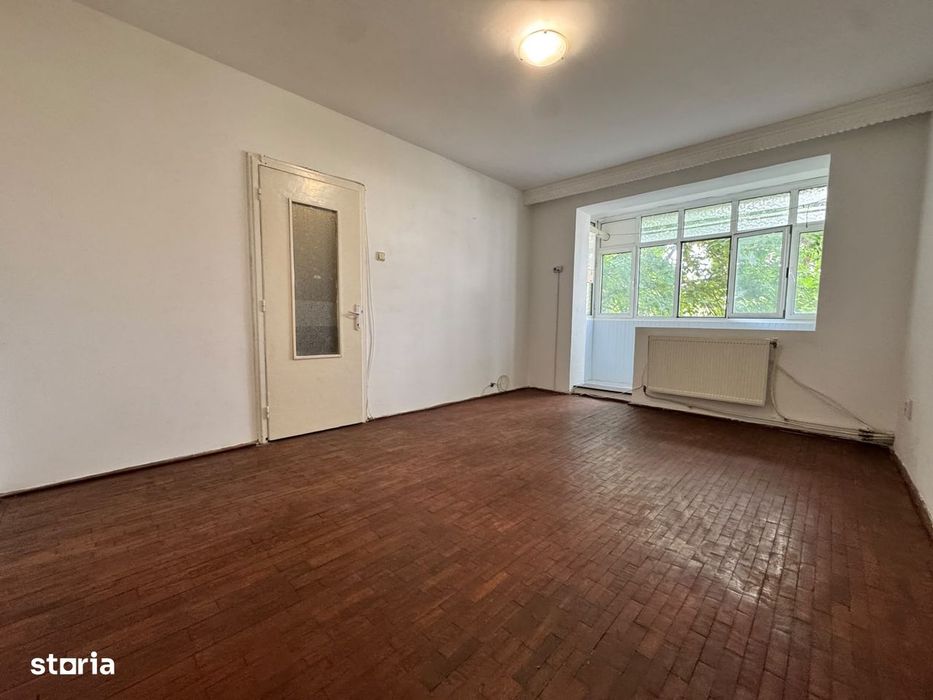 Bacău, apartament cu 3 camere, etaj 2/4, cu centrala, semicentral
