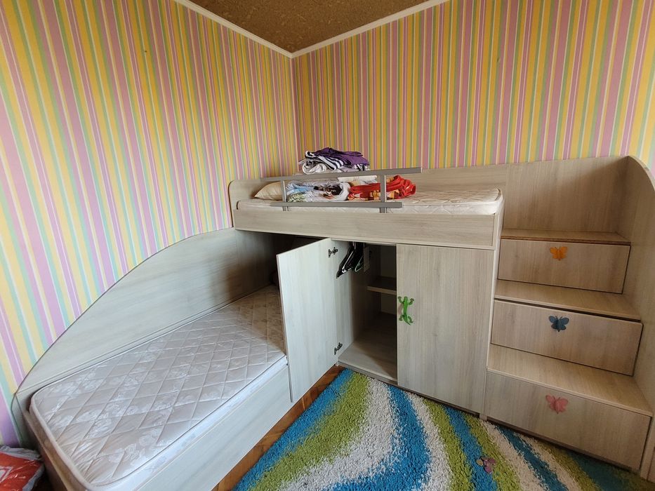 Детска спалня- 2 легла с матраци, 2 бюра и рафтове