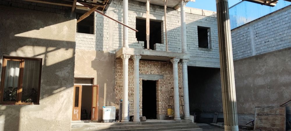 Хишрав балнитса олдида 10сотиклик 2 этажлик куриб битказилмаган ховли