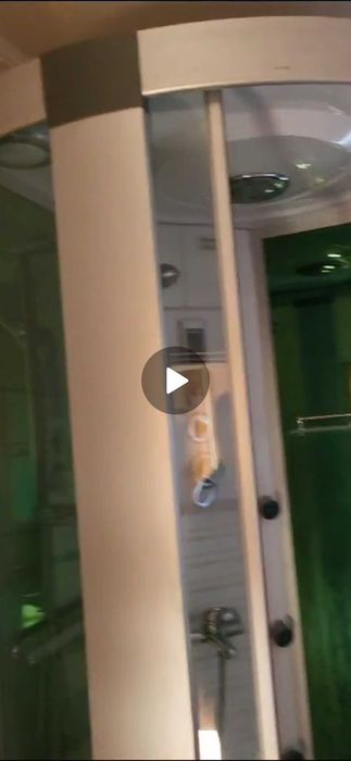 Cabină de duș, 2 chiuvete și alte corpuri de mobilier pentru baie