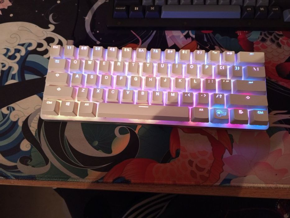 Продам Glorious GMMK Compact